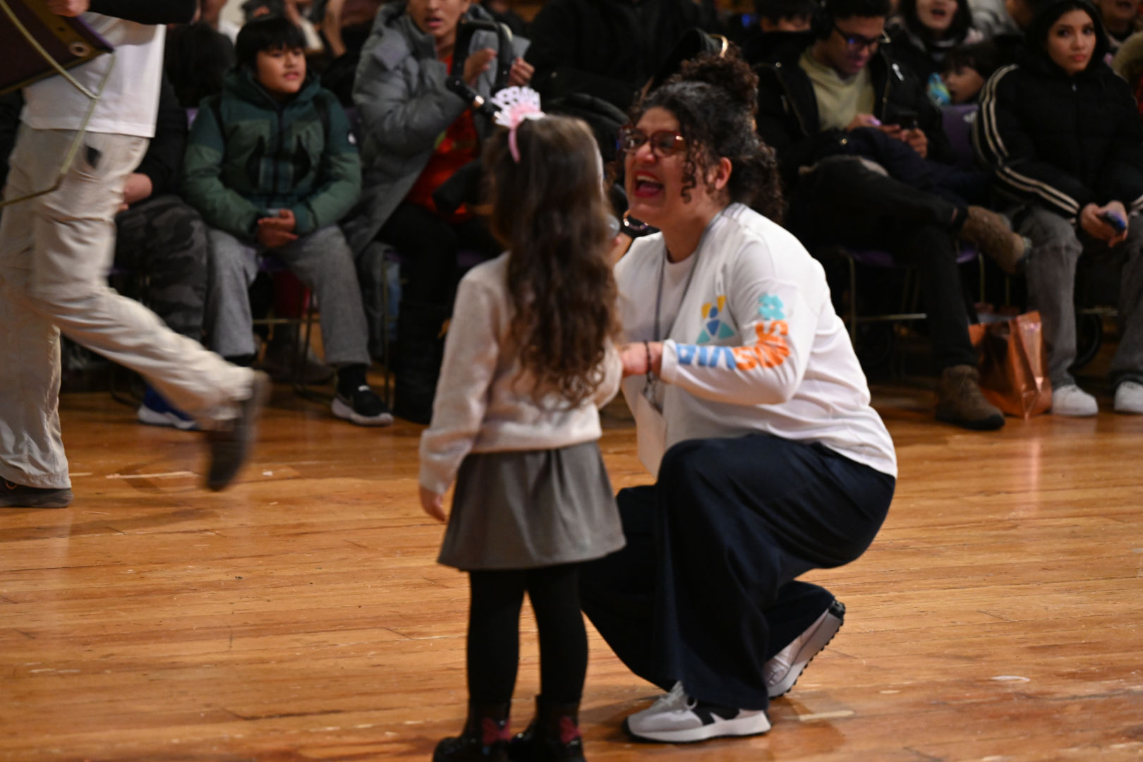 Niurka talking to kids